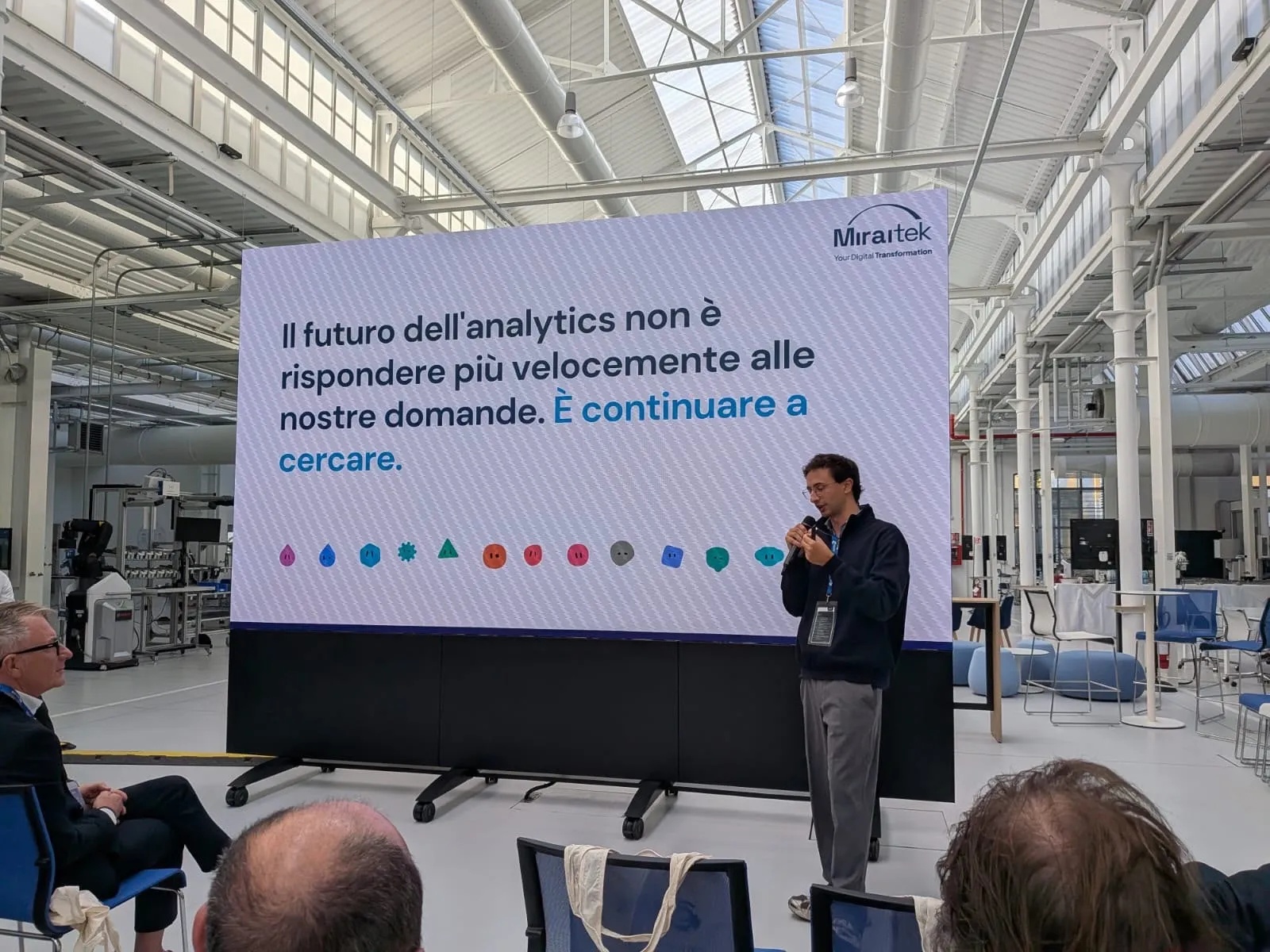 Edoardo Spada davanti alla slide «Il futuro dell’analytics non è rispondere più velocemente alle nostre domande. È continuare a cercare.»