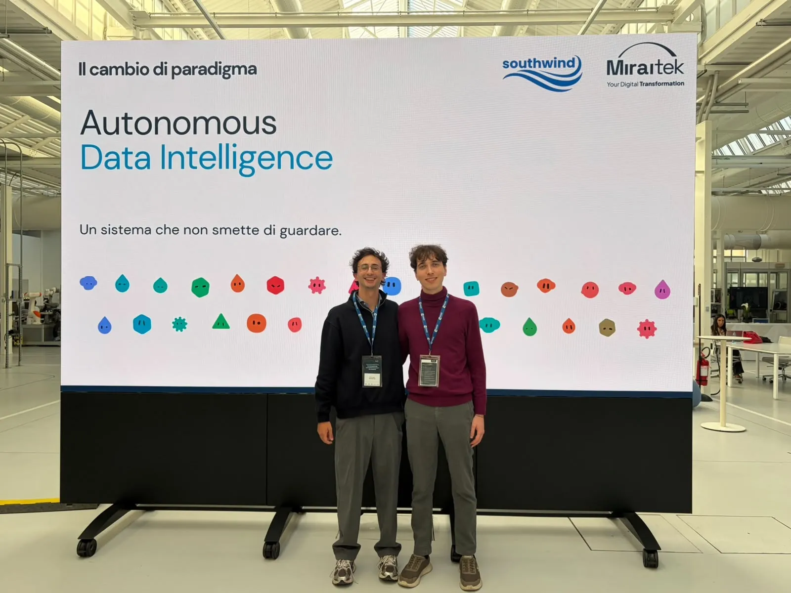 Edoardo Spada e Leonardo Panseri davanti allo schermo «Autonomous Data Intelligence» con i loghi Southwind e Miraitek